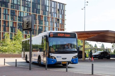 Amsterdam, Hollanda - 11 Ağustos 2025 - Amsterdam 'ın mavi ve beyaz şehir otobüsleri Amstel istasyonunda yerel hizmet için. 