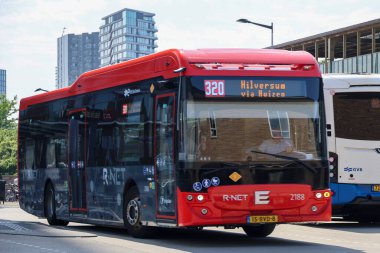 Amsterdam, Hollanda - 12 Ağustos 2025 - Amsterdam Amstel İstasyonu, R-Net Brand 'deki Transdev Connexion Bölgesel Otobüsü