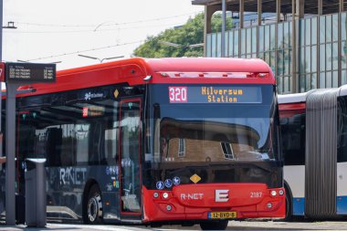 Amsterdam, Hollanda - 12 Ağustos 2025 - Amsterdam Amstel İstasyonu, R-Net Brand 'deki Transdev Connexion Bölgesel Otobüsü