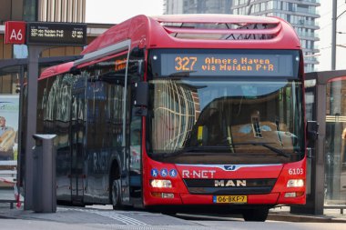 Amsterdam, Hollanda - 12 Ağustos 2025 - Amsterdam Amstel İstasyonu 'ndaki Keolis Bölgesel otobüsü