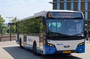 Amsterdam, Hollanda - 11 Ağustos 2025 - Amsterdam 'ın mavi ve beyaz şehir otobüsleri Amstel istasyonunda yerel hizmet için. 