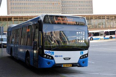 Amsterdam, Hollanda - 11 Ağustos 2025 - Amsterdam 'ın mavi ve beyaz şehir otobüsleri Amstel istasyonunda yerel hizmet için. 