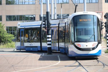Amsterdam, Hollanda - 12 Ağustos 2025 - Amstel İstasyonu 'ndaki Amsterdam GVB taşımacılık kuruluşunun Urbos tramvayı