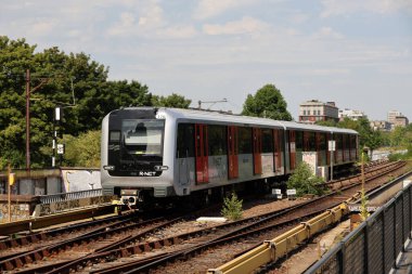 Amsterdam, Hollanda - 12 Ağustos 2025 - Amsterdam GVB ulaşım organizasyonu Amstel İstasyonu Metro