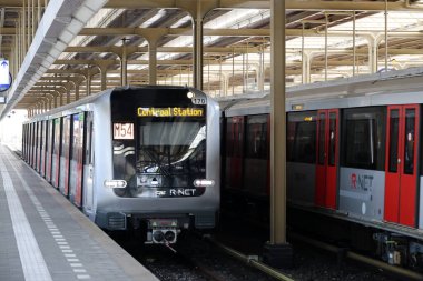 Amsterdam, Hollanda - 12 Ağustos 2025 - Amsterdam GVB ulaşım organizasyonu Amstel İstasyonu Metro