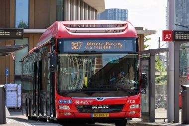 Amsterdam, Hollanda - 12 Ağustos 2025 - Amsterdam Amstel İstasyonu 'ndaki Keolis Bölgesel otobüsü