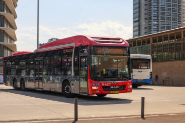 Amsterdam, Hollanda - 12 Ağustos 2025 - Amsterdam Amstel İstasyonu 'ndaki Keolis Bölgesel otobüsü