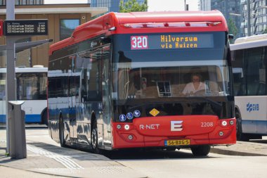 Amsterdam, Hollanda - 12 Ağustos 2025 - Amsterdam Amstel İstasyonu, R-Net Brand 'deki Transdev Connexion Bölgesel Otobüsü