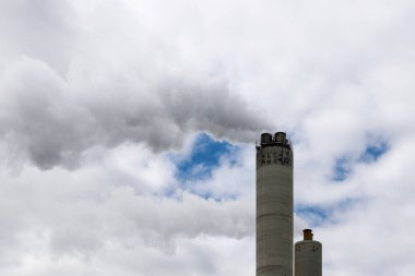 Amsterdam, Hollanda - 23 Ağustos 2025 - Westpoort limanındaki atık yakma fırınının bacalarından çıkan buhar