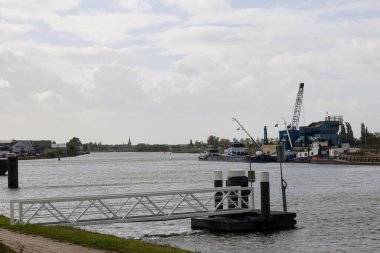 Gouda 'daki çift kilitli Juliana kompleksi Hollandsche IJssel ve Hollanda' daki Gouwe Nehri arasında.