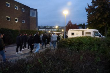 Nieuwerkerk aan den IJssel, Hollanda - 25 Eylül 2025 - özel polis kuvvetleri de dahil olmak üzere sığınma evi inşasına karşı protesto