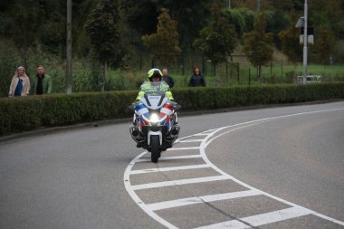 Nieuwerkerk aan den IJssel, Hollanda - 25 Eylül 2025 - özel polis kuvvetleri de dahil olmak üzere sığınma evi inşasına karşı protesto