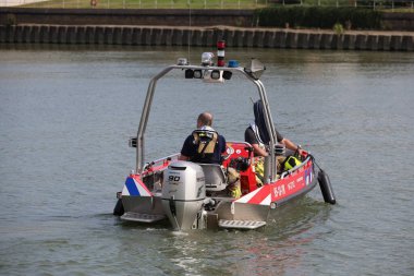 İtfaiye, Hollandsche IJssel 'de itfaiye teknelerinin kullanıldığı bir yat dolusu ateşe tutulmuş durumda.