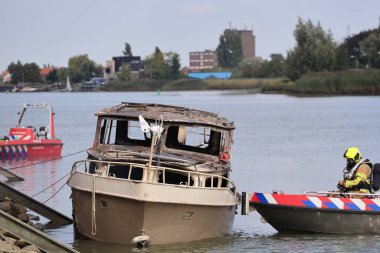 İtfaiye Hollandsche IJssel 'deki bir yatta tamamen yangınla meşgul.