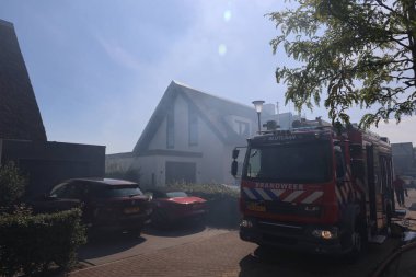 İtfaiye Hollandsche IJssel 'deki bir yatta tamamen yangınla meşgul.