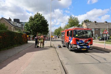 İtfaiye, Hollanda 'daki kazılarla gaz hattını vurduktan sonra patlamayı önlemek için harekete geçti.