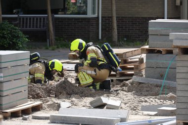 İtfaiye, Hollanda 'daki kazılarla gaz hattını vurduktan sonra patlamayı önlemek için harekete geçti.