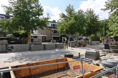 İtfaiye, Hollanda 'daki kazılarla gaz hattını vurduktan sonra patlamayı önlemek için harekete geçti.