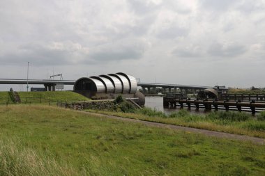 Ramspol ya da Ramspolkering 'deki körükler Noordoostpolder' daki son derece büyük bir şişirilebilir fırtına dalgalanması bariyeridir.