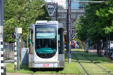 Hollanda 'daki Rotterdam Merkez İstasyonu' ndaki RET tramvay araçları