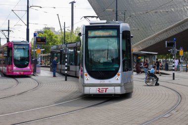 Hollanda 'daki Rotterdam Merkez İstasyonu' ndaki RET tramvay araçları