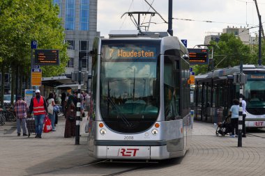 Hollanda 'daki Rotterdam Merkez İstasyonu' ndaki RET tramvay araçları