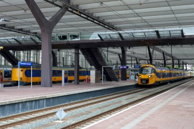 Rotterdam, Hollanda - 24 Temmuz 2025 - Hollanda 'daki Rotterdam Centraal İstasyonu' ndaki NS platformu boyunca ICNG şehirlerarası treni