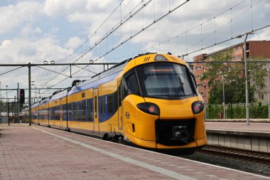 Rotterdam, Hollanda - 24 Temmuz 2025 - Hollanda 'daki Rotterdam Centraal İstasyonu' ndaki NS platformu boyunca ICNG şehirlerarası treni