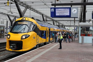 Rotterdam, Hollanda - 24 Temmuz 2025 - Hollanda 'daki Rotterdam Centraal İstasyonu' ndaki NS platformu boyunca ICNG şehirlerarası treni