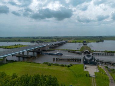 Ramspol ya da Ramspolkering 'deki körükler Noordoostpolder' daki son derece büyük bir şişirilebilir fırtına dalgalanması bariyeridir.