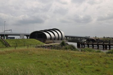 Ramspol ya da Ramspolkering 'deki körükler Noordoostpolder' daki son derece büyük bir şişirilebilir fırtına dalgalanması bariyeridir.