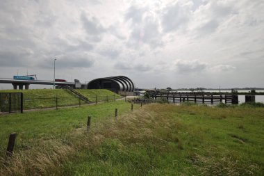 Ramspol ya da Ramspolkering 'deki körükler Noordoostpolder' daki son derece büyük bir şişirilebilir fırtına dalgalanması bariyeridir.