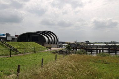 Ramspol ya da Ramspolkering 'deki körükler Noordoostpolder' daki son derece büyük bir şişirilebilir fırtına dalgalanması bariyeridir.