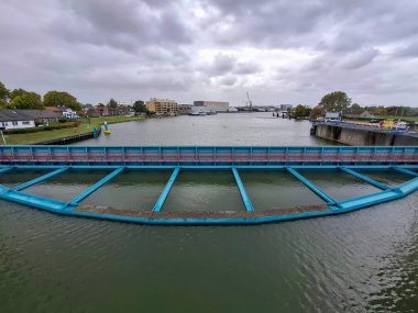 Su bariyeri Hollandsche IJsselkering bu bariyerin arkasındaki araziyi korumak için yüksek su seviyesi nedeniyle kapalı.