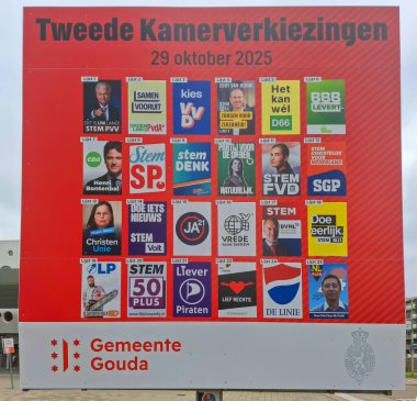29 Ekim 2025 tarihli Hollanda Temsilciler Meclisi seçimlerinden önce Gouda şehrinde yayınlanan siyasi partilerin posterleri..