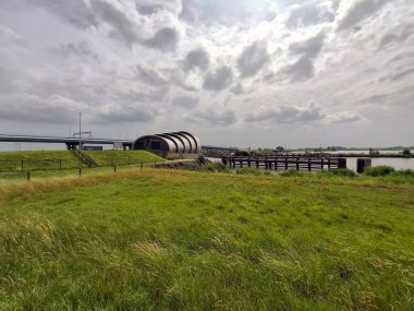 Ramspol ya da Ramspolkering 'deki körükler Noordoostpolder' daki son derece büyük bir şişirilebilir fırtına dalgalanması bariyeridir.