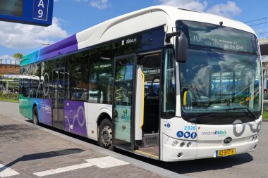 Hollanda 'nın Zwolle kentinde EBS RRRRReis tarafından toplu taşıma için elektrikli BYD otobüsleri