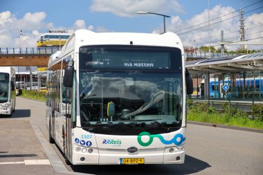 Hollanda 'nın Zwolle kentinde EBS RRRRReis tarafından toplu taşıma için elektrikli BYD otobüsleri