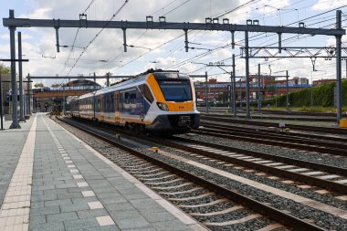 SNG yerel banliyö treni Hollanda 'daki Zwolle İstasyonu' na gidiyor.