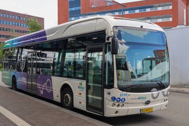 Hollanda 'nın Zwolle kentinde EBS RRRRReis tarafından toplu taşıma için elektrikli BYD otobüsleri