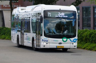 Hollanda 'nın Zwolle kentinde EBS RRRRReis tarafından toplu taşıma için elektrikli BYD otobüsleri