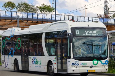 Hollanda 'nın Zwolle kentinde EBS RRRRReis tarafından toplu taşıma için elektrikli BYD otobüsleri