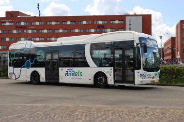 Hollanda 'nın Zwolle kentinde EBS RRRRReis tarafından toplu taşıma için elektrikli BYD otobüsleri