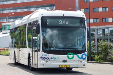 Hollanda 'nın Zwolle kentinde EBS RRRRReis tarafından toplu taşıma için elektrikli BYD otobüsleri