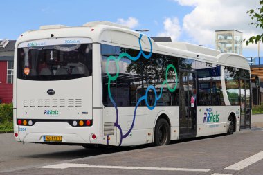 Hollanda 'nın Zwolle kentinde EBS RRRRReis tarafından toplu taşıma için elektrikli BYD otobüsleri