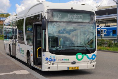 Hollanda 'nın Zwolle kentinde EBS RRRRReis tarafından toplu taşıma için elektrikli BYD otobüsleri