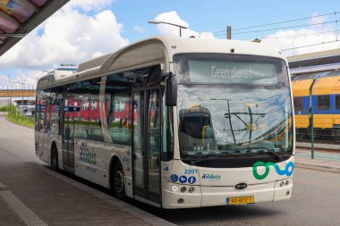 Hollanda 'nın Zwolle kentinde EBS RRRRReis tarafından toplu taşıma için elektrikli BYD otobüsleri
