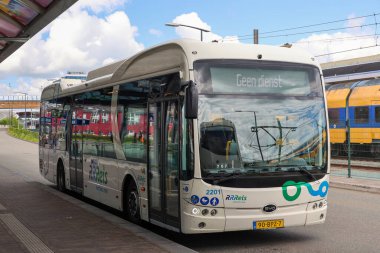 Hollanda 'nın Zwolle kentinde EBS RRRRReis tarafından toplu taşıma için elektrikli BYD otobüsleri