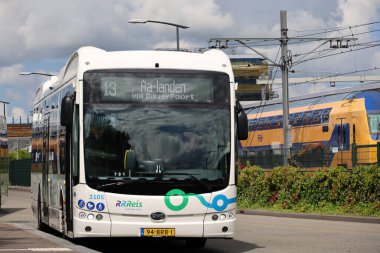 Hollanda 'nın Zwolle kentinde EBS RRRRReis tarafından toplu taşıma için elektrikli BYD otobüsleri