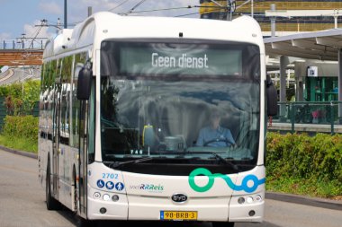 Hollanda 'nın Zwolle kentinde EBS RRRRReis tarafından toplu taşıma için elektrikli BYD otobüsleri